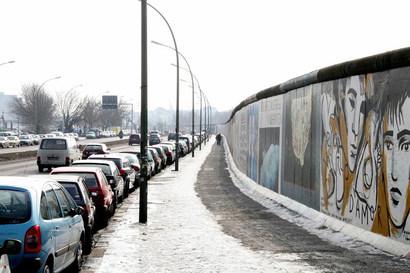 IMG_0356.jpg - This 2 km section of the wall is left as a memorial.