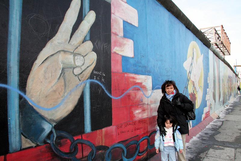 IMG_0357.jpg - Girls in chains?