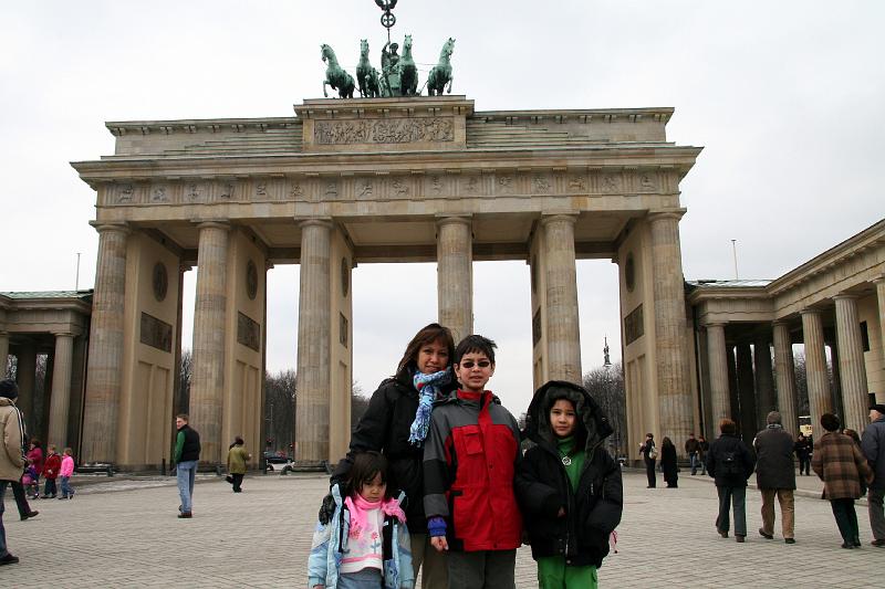 IMG_0393.jpg - And here we are at the Brandenburg gate...