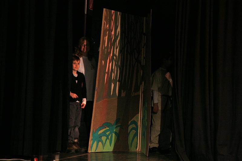 IMG_0511.jpg - Peeking out before the show.