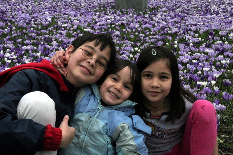 IMG_0650.jpg - Kids and flowers