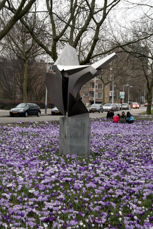 IMG_0654.jpg - Sculpture and flowers