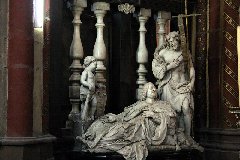 IMG_1738.jpg - Interesting memorial carving.