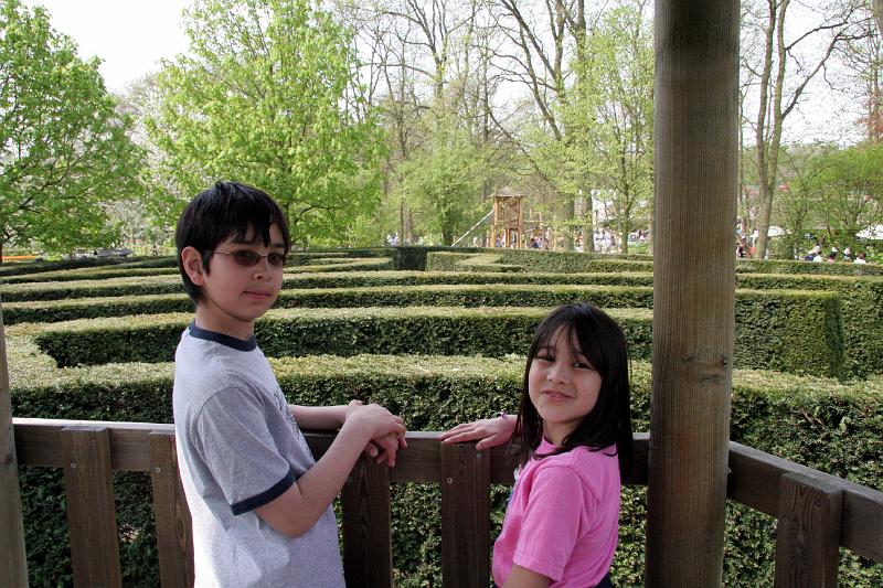 IMG_1402.jpg - M&R in the maze