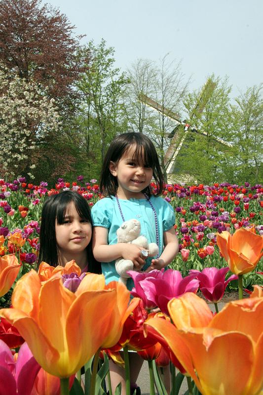 IMG_1413.jpg - Flowers, girls and a windmill