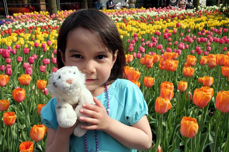 IMG_1455.jpg - L, Tiggery and the tulips