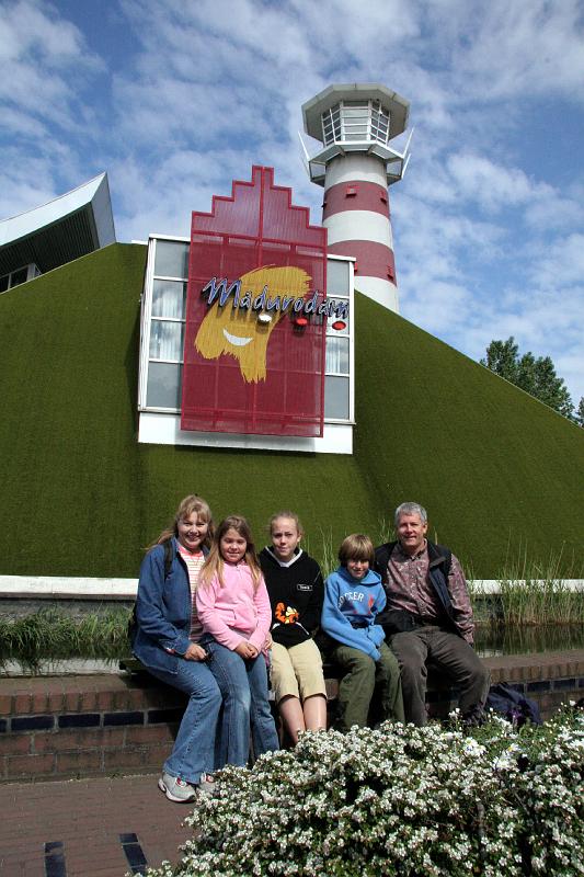 IMG_1825.jpg - Paul's family at Madurodam